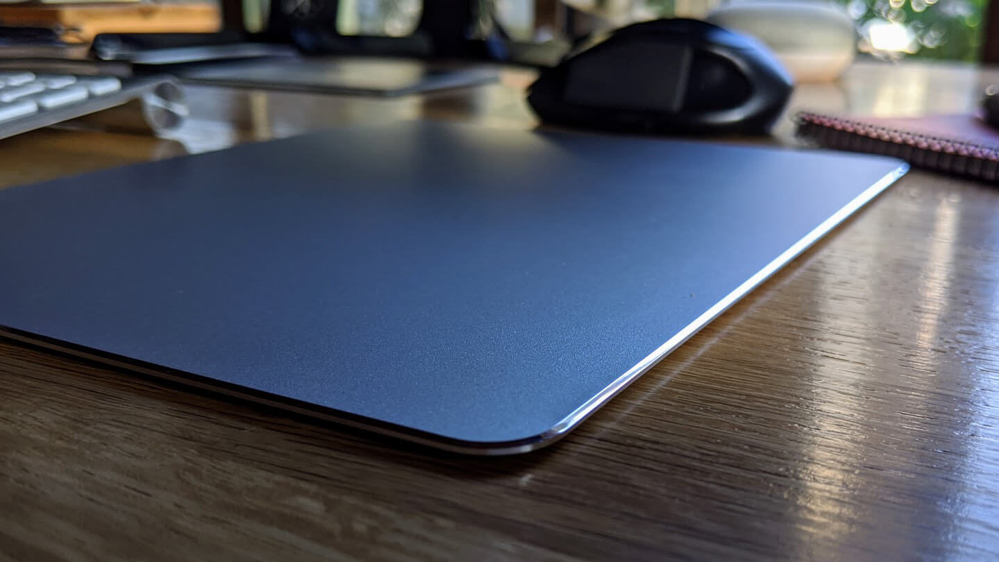 Apple純正マウスパッド アルミ素材の極薄マウスパッドがいけてるし Tiny Work